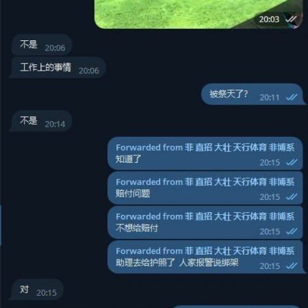 在门口抓，反绑架没搜查令进不了大楼。骗助理出去门口