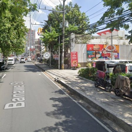 菲律宾奎松市(Quezon City)三中国人持棍棒下车 对同胞拳脚相向