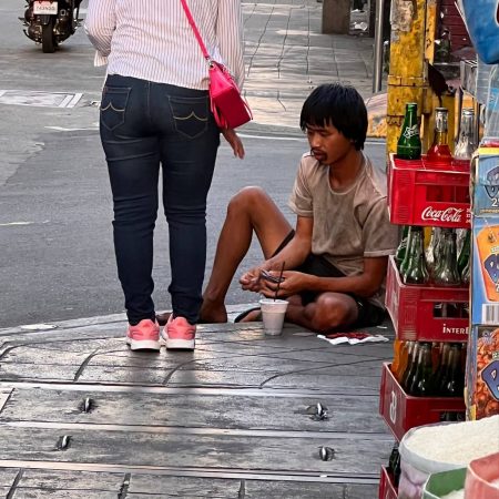 中国挂逼老哥在makati流浪街头了，谁在附近帮一下