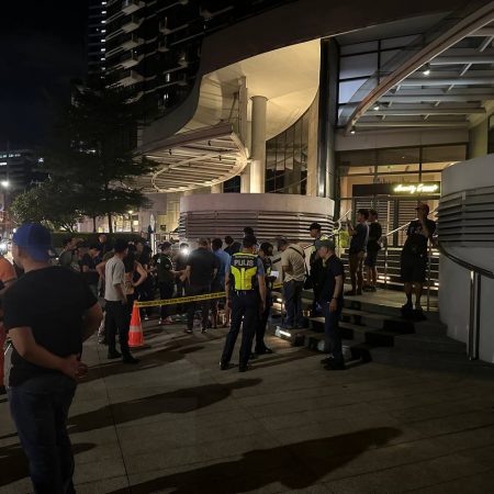 makati Rise大楼下面围了好多警察